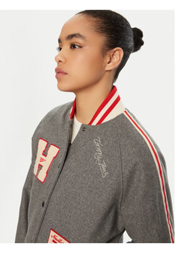 Tommy Jeans Kurtka bomber DW0DW20547 Szary Regular Fit. Kolor: szary. Materiał: syntetyk