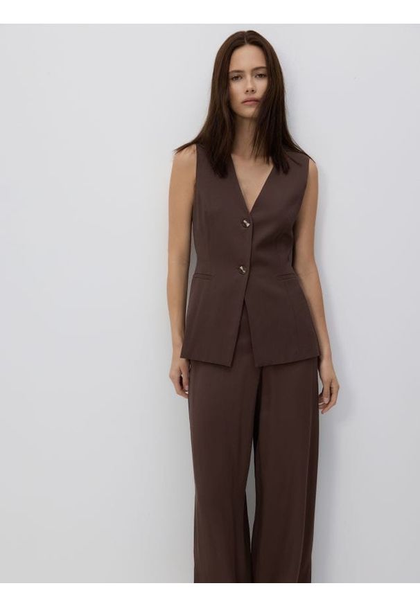 Reserved - Długa kamizelka z wiskozą - brązowy. Kolor: brązowy. Materiał: wiskoza. Długość: długie