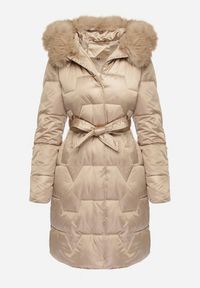 Born2be - Beżowa Pikowana Kurtka o Długim Kroju Ozdobiona Paskiem i Odpinanym Futerkiem Milirra. Okazja: na spacer. Kolor: brązowy. Materiał: futro. Długość: długie. Wzór: aplikacja. Styl: wizytowy, elegancki #5