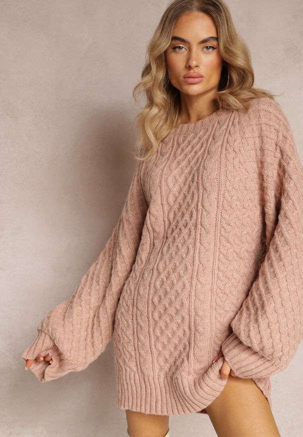 Renee - Różowy Długi Sweter Ozdobiony Drobnym Splotem Killoe. Kolor: różowy. Materiał: jeans. Długość: długie. Wzór: aplikacja, ze splotem