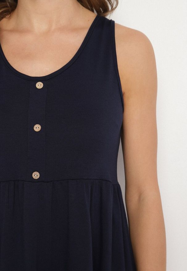 Born2be - Granatowa Sukienka o Rozkloszowanym Kroju na Szerokich Ramiączkach z Guzikami Jenovira. Okazja: na co dzień. Kolor: niebieski. Długość rękawa: na ramiączkach. Styl: casual