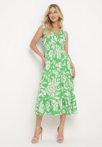 Born2be - Zielona Rozkloszowana Sukienka z Wiskozy w Kwiaty z Gumką w Talii Eranea. Kolor: zielony. Materiał: wiskoza. Wzór: kwiaty. Styl: elegancki