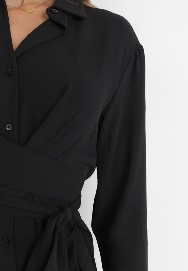 Born2be - Czarna Koszulowa Sukienka Midi z Guzikami i Materiałowym Paskiem Tetenai. Okazja: na co dzień. Kolor: czarny. Materiał: materiał. Typ sukienki: koszulowe. Styl: casual. Długość: midi