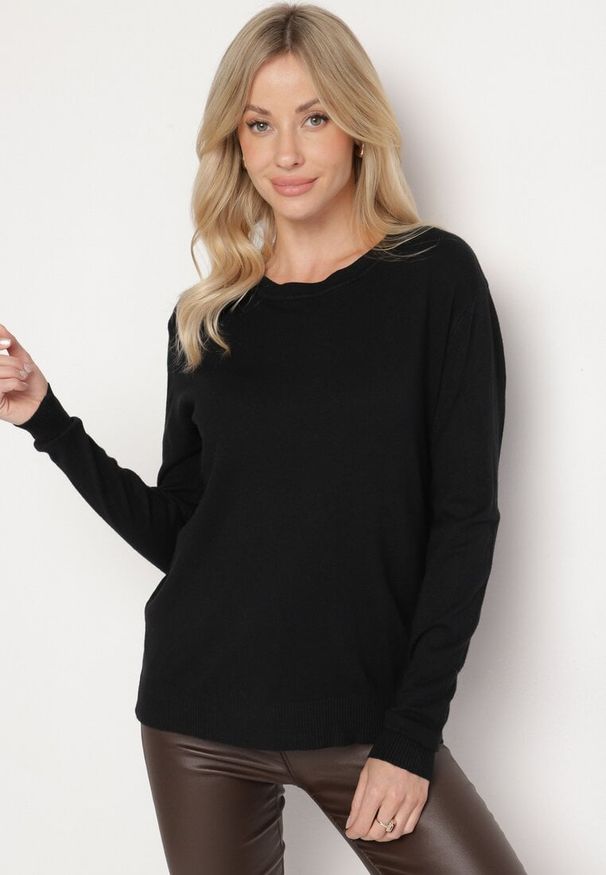 Born2be - Czarny Sweter o Prostym Kroju z Bawełną Savandelle. Okazja: na co dzień. Kolor: czarny. Materiał: bawełna. Styl: elegancki, casual
