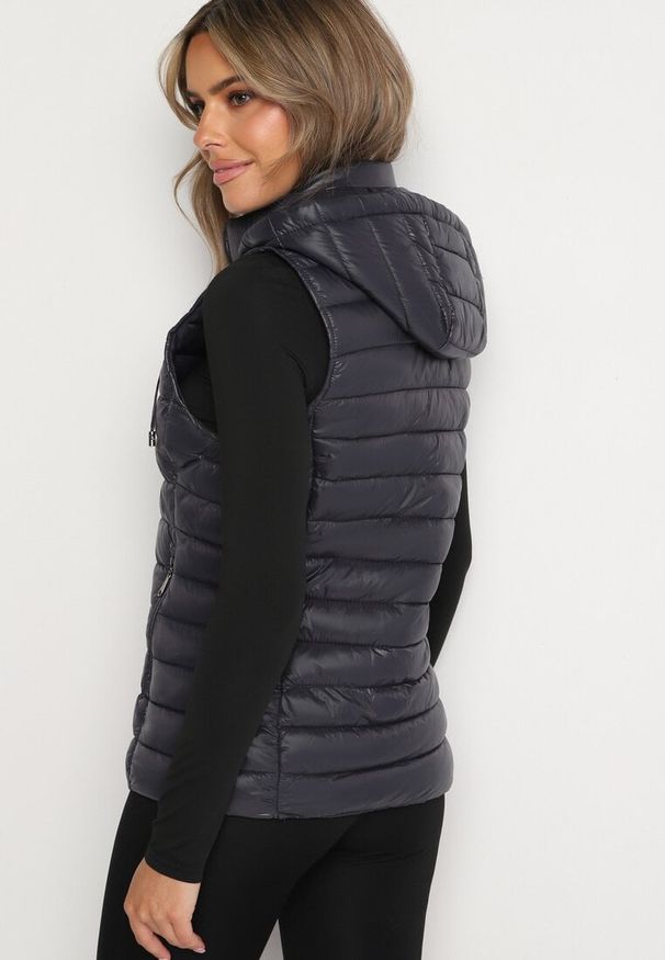 Born2be - Ciemnoszara Klasyczna Pikowana Kamizelka na Suwak z Kapturem Mivora. Okazja: do pracy, na co dzień. Typ kołnierza: kaptur. Kolor: szary. Materiał: jeans. Styl: klasyczny