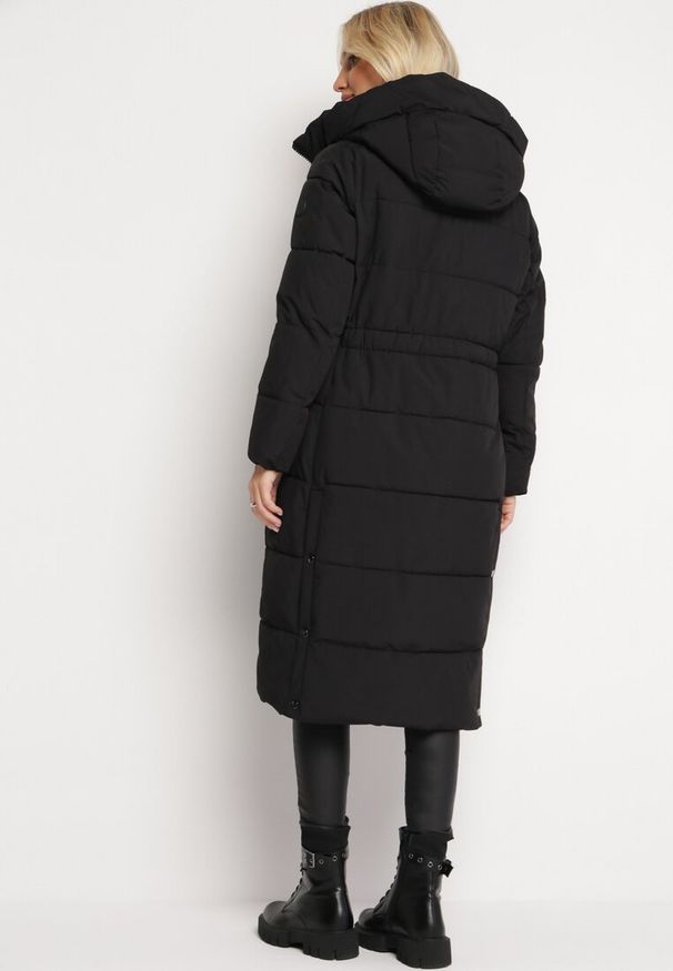 Born2be - Czarna Zimowa Kurtka za Kolano Płaszcz z Szerokim Pikowaniem i Nieodpinanym Kapturem Hressa. Kolor: czarny. Długość: długie. Wzór: aplikacja. Sezon: zima
