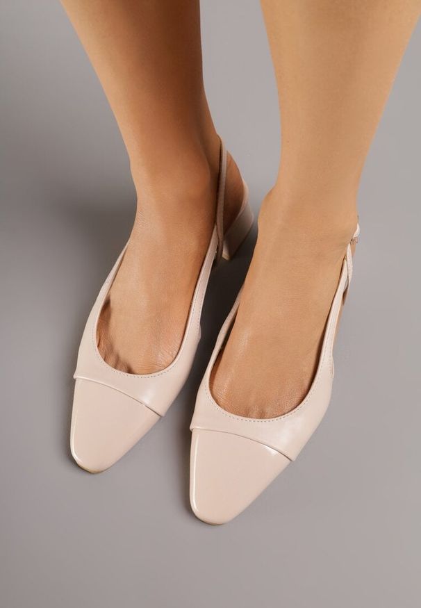 Renee - Beżowe Sandały Slingback na Klocku z Lakierowanym Noskiem Iphisania. Kolor: beżowy. Materiał: lakier. Wzór: grochy. Styl: retro