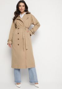 Born2be - Beżowy Długi Płaszcz Trencz Dwurzędowy z Paskiem w Talii Cadenite. Typ kołnierza: kolnierz wykładany. Kolor: beżowy. Długość: długie #1
