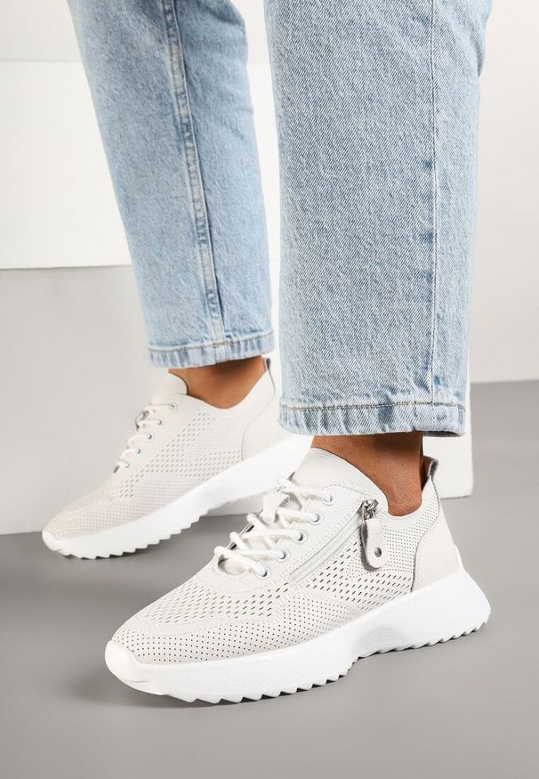 Renee - Białe Sneakersy Skórzane Ozdobione Suwakiem Ivelami. Okazja: na co dzień. Kolor: biały. Materiał: skóra. Szerokość cholewki: normalna. Wzór: aplikacja. Obcas: na płaskiej podeszwie