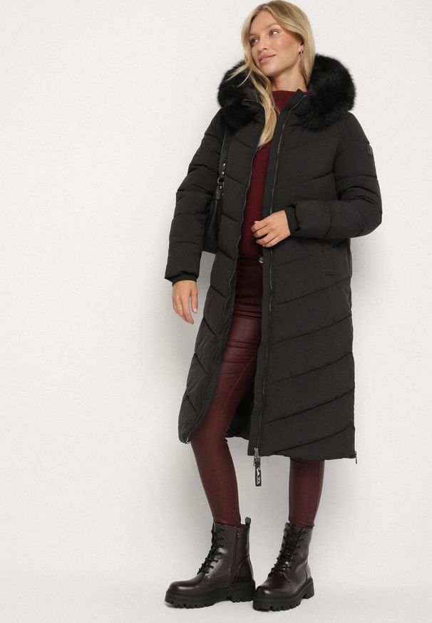Born2be - Czarna Długa Kurtka z Pikowanymi Przeszyciami i Kapturem z Futerkiem Galella. Okazja: na co dzień. Kolor: czarny. Materiał: futro. Długość: długie. Styl: klasyczny, casual, elegancki