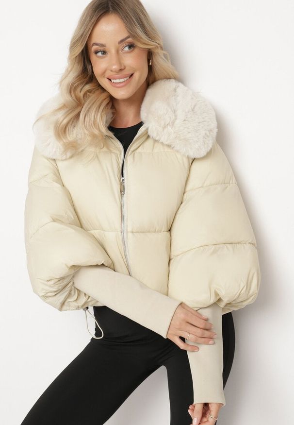 Born2be - Beżowa Pikowana Kurtka z Futrzanym Kołnierzem i Ściągaczami Alttoria. Okazja: do pracy, na spotkanie biznesowe. Kolor: beżowy. Materiał: futro. Długość rękawa: długi rękaw. Długość: długie. Styl: elegancki, biznesowy