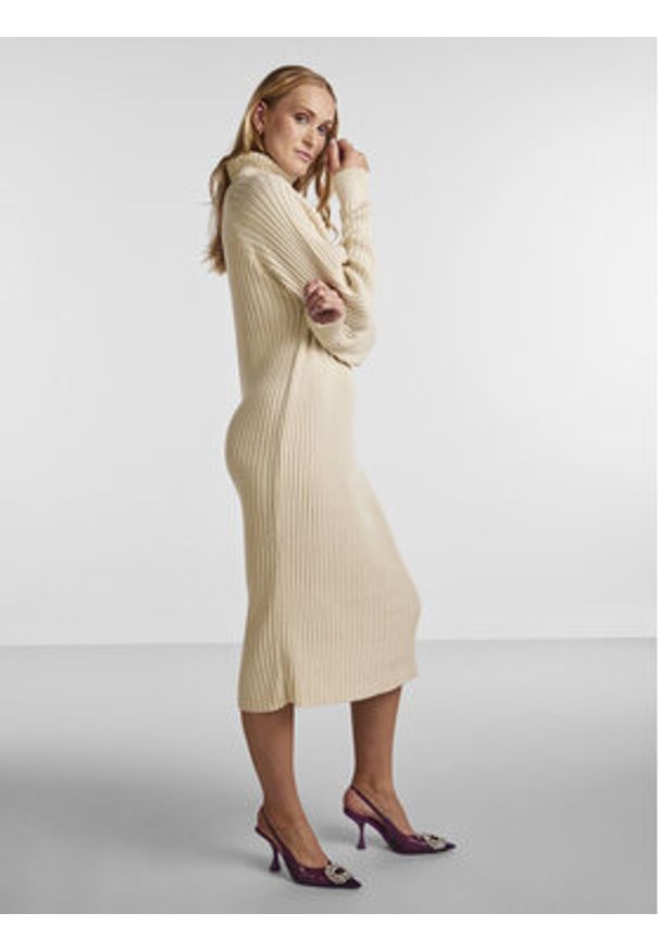 YAS Sukienka dzianinowa Mavi 26028660 Beżowy Regular Fit. Kolor: beżowy. Materiał: bawełna, syntetyk