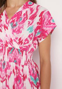 Born2be - Fuksjowa Sukienka Rozkloszowana z Kopertowym Dekoltem i Gumką w Pasie Emrra. Okazja: na plażę, na co dzień. Typ kołnierza: dekolt kopertowy. Kolor: różowy. Materiał: tkanina. Sezon: lato. Typ sukienki: kopertowe. Styl: casual #7