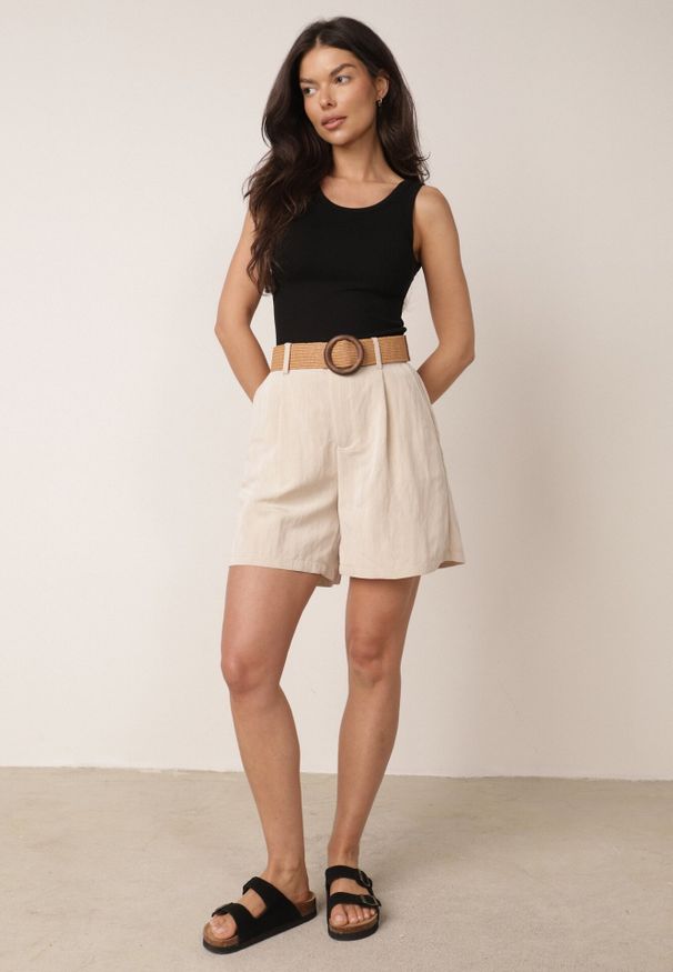 Born2be - Beżowe Szorty Casual z Wiskozą Wysokim Stanem i Plecionym Paskiem Evena. Okazja: na co dzień. Stan: podwyższony. Kolor: beżowy. Materiał: wiskoza. Styl: casual