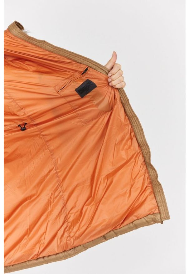 Blauer USA - BLAUER Brązowa kurtka puchowa damska z odpinanym futrem jenota. Kolor: brązowy. Materiał: puch, futro