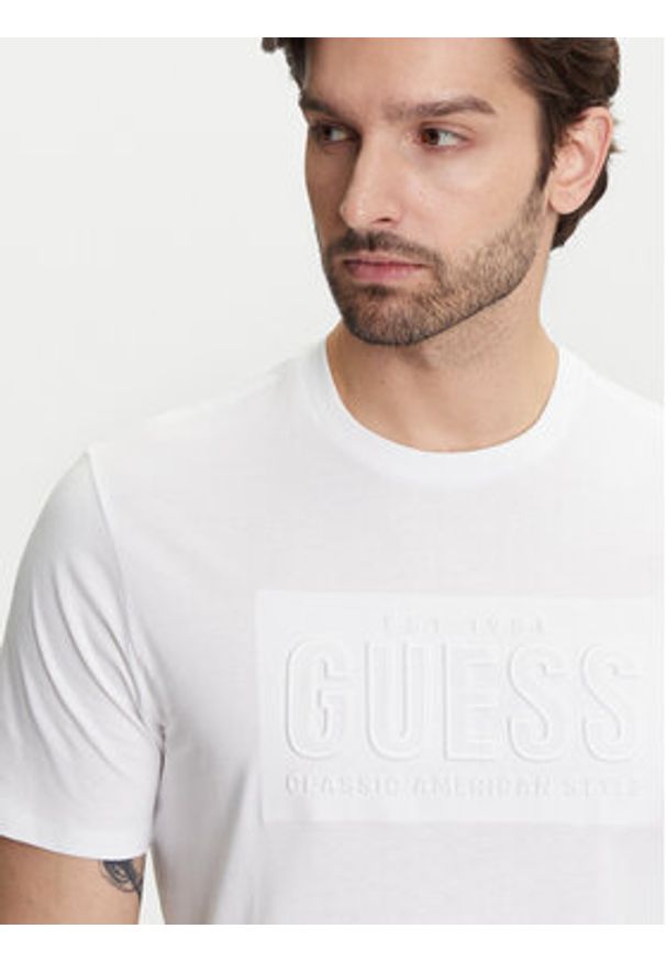 Guess T-Shirt M5YI44 KBW41 Biały Regular Fit. Kolor: biały. Materiał: bawełna
