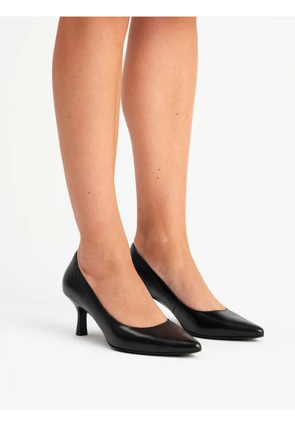 Ryłko - Czarne czółenka na lakierowanej szpilce. Kolor: czarny. Materiał: skóra. Obcas: na obcasie. Styl: street. Wysokość obcasa: średni