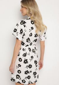 Born2be - Biała Sukienka w Kwiaty z Paskiem Cleza. Okazja: na co dzień. Typ kołnierza: dekolt w kształcie V. Kolor: biały. Wzór: kwiaty. Sezon: wiosna, lato. Styl: casual, elegancki #7