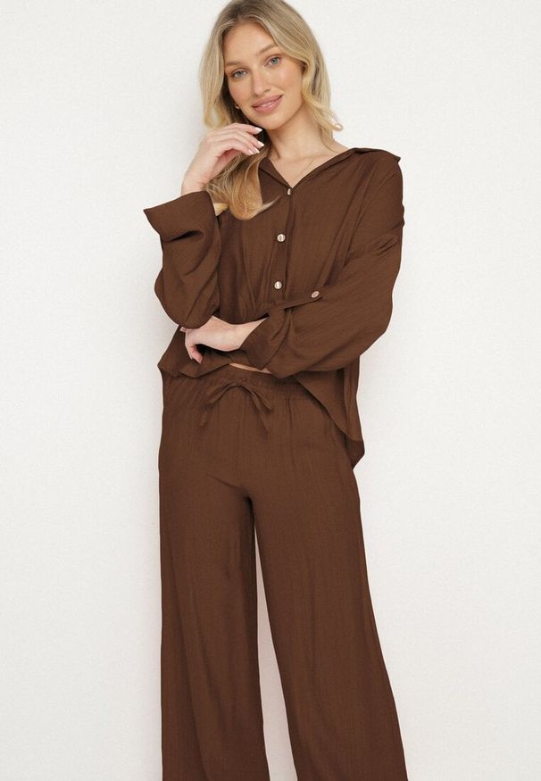 Born2be - Brązowy Wiskozowy Komplet Oversize Koszula i Spodnie z Gumką w Talii Natilira. Kolor: brązowy. Materiał: wiskoza