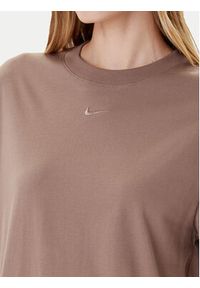 Nike Sukienka codzienna DV7882 Brązowy Relaxed Fit. Okazja: na co dzień. Kolor: brązowy. Materiał: bawełna. Typ sukienki: proste. Styl: casual #3