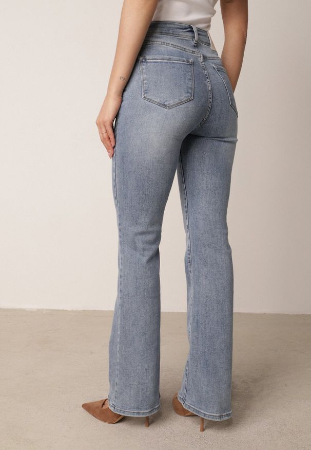 Born2be - Niebieskie Klasyczne Jeansy Dzwony z Bawełną z Regularnym Stanem Aalona. Okazja: na co dzień, na spotkanie biznesowe, do pracy. Kolekcja: plus size. Kolor: niebieski. Styl: klasyczny