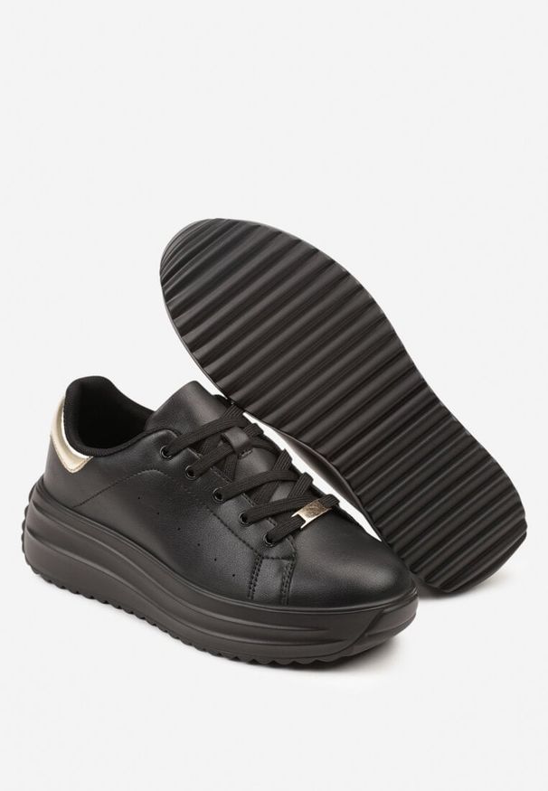 Renee - Czarne Sneakersy na Platformie z Tłoczeniem i Perforacją Anirriva. Kolor: czarny. Obcas: na platformie