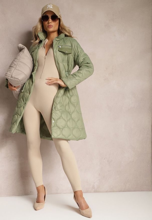 Renee - Zielona Kurtka za Kolano z Kołnierzem Pikowana Vilia. Kolor: zielony. Materiał: materiał. Sezon: jesień, wiosna. Styl: klasyczny