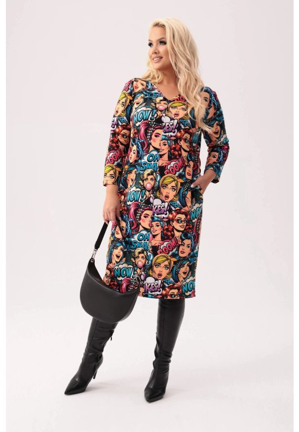 Moda Size Plus Iwanek - Dresowa sukienka Pop Art w komiksowy print - wyrazista i stylowa PLUS SIZE XXL. Okazja: na co dzień. Kolekcja: plus size. Materiał: dresówka. Wzór: nadruk. Typ sukienki: dla puszystych. Styl: elegancki. Długość: midi