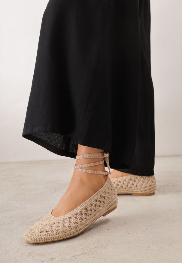 Renee - Ciemnobeżowe Boho Balerinki VICES z Szydełkową Cholewką i Wiązaniem Wokół Kostki Arriria. Okazja: na co dzień. Kolor: beżowy. Materiał: len. Szerokość cholewki: normalna. Wzór: aplikacja. Sezon: lato. Styl: boho