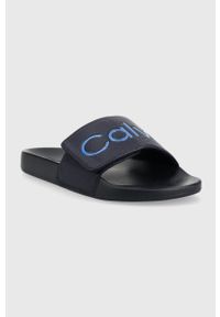 Calvin Klein klapki ADJ POOL SLIDE PU męskie kolor granatowy HM0HM00957. Kolor: niebieski. Materiał: materiał #2