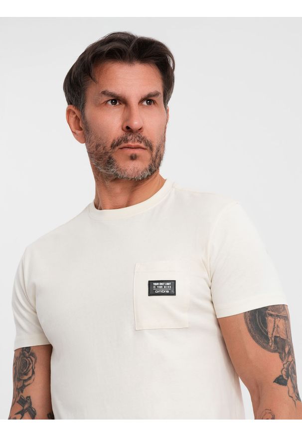 Ombre Clothing - Męski casualowy t-shirt z naszywką na kieszeni – kremowy V8. Okazja: na co dzień. Kolor: kremowy. Materiał: guma, skóra, jersey, bawełna. Wzór: aplikacja. Styl: casual