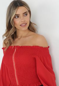 Born2be - Czerwona Marszczona Bluzka Hiszpanka z Suwakiem z Cyrkoniami Leanny. Typ kołnierza: dekolt hiszpanka. Kolor: czerwony #6