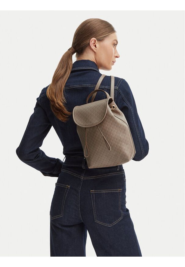 Calvin Klein Plecak Emblem Aop Mini Backpack LV04F3507G Beżowy. Kolor: beżowy. Materiał: skóra