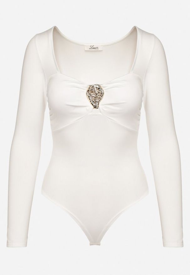 Born2be - Białe Body z Wiskozą Usztywnianymi Miseczkami i Metalową Aplikacją Alumira. Kolor: biały. Materiał: wiskoza. Długość rękawa: długi rękaw. Długość: długie. Wzór: aplikacja. Styl: elegancki