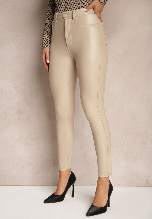 Renee - Beżowe Spodnie o Kroju Skinny z Ekoskóry Zorlemi. Okazja: na co dzień. Stan: podwyższony. Kolor: beżowy. Materiał: koronka. Styl: elegancki, casual