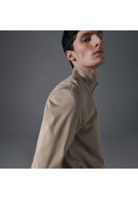 Reserved - Bluza regular ze stójką - Beżowy. Typ kołnierza: kołnierzyk stójkowy. Kolor: beżowy