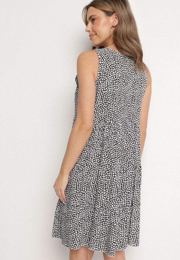 Born2be - Czarna Rozkloszowana Bawełniana Sukienka z Falbanami w Kwiaty Zeolane. Okazja: na co dzień, na spacer. Kolor: czarny. Materiał: bawełna. Wzór: kwiaty. Sezon: wiosna. Typ sukienki: proste. Styl: casual, elegancki