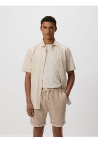 Reserved - Strukturalne szorty regular - beżowy. Kolor: beżowy. Materiał: bawełna, dzianina #1