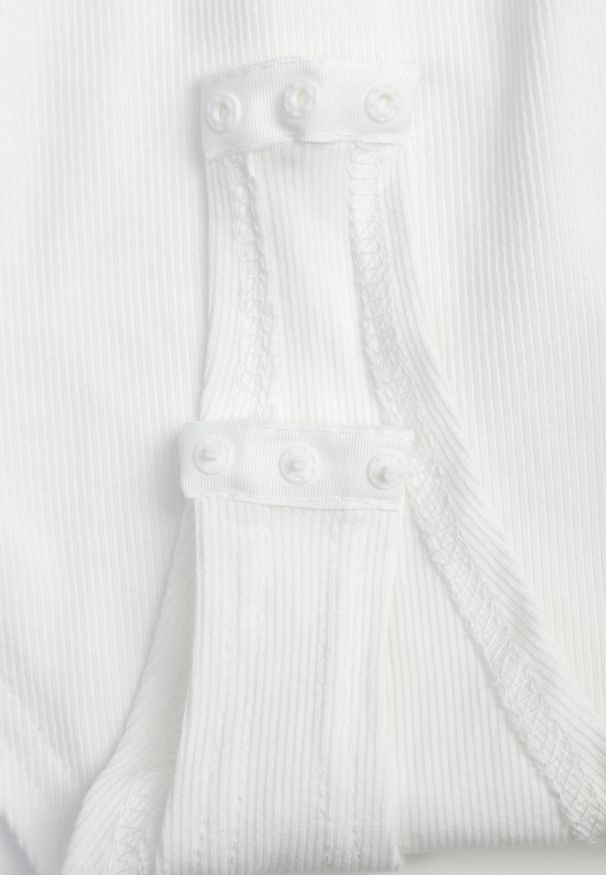 Born2be - Białe Bawełniane Body z Dekoltem w Serek Ozdobione Falbankami Qoadia. Okazja: do pracy, na co dzień, na spotkanie biznesowe. Typ kołnierza: kołnierz z falbankami, dekolt w serek. Kolor: biały. Materiał: bawełna. Wzór: aplikacja. Styl: elegancki, biznesowy, casual