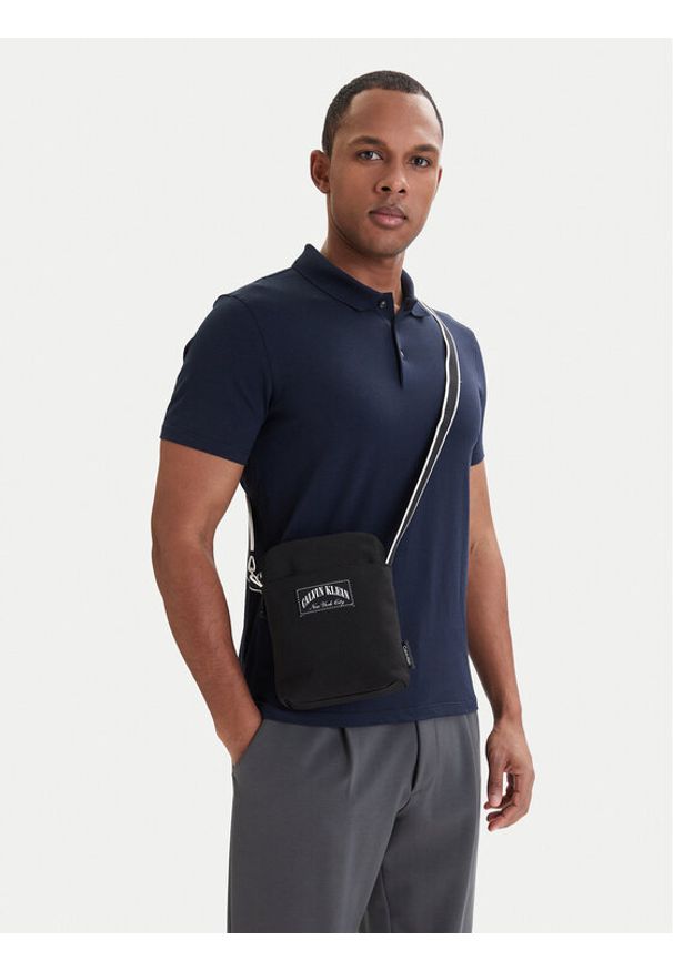 Calvin Klein Saszetka Graphic Capsule Reporter LV04D3346G Czarny. Kolor: czarny. Materiał: materiał