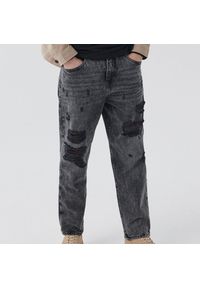 Cropp - Szare jeansy z przetarciami - Szary. Kolor: szary. Długość: długie #1