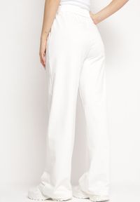 Born2be - Białe Bawełniane Spodnie Dresowe z Szerokimi Nogawkami Alfira. Kolor: biały. Materiał: bawełna, dresówka #3