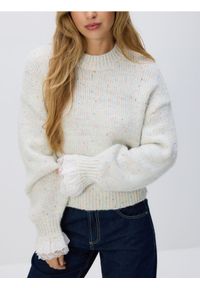Reserved - Sweter z dodatkiem wełny - kremowy. Kolor: kremowy. Materiał: wełna