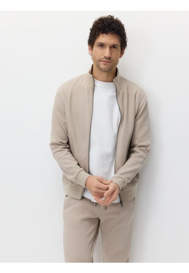 Reserved - Bluza ze stójką - beżowy. Typ kołnierza: kołnierzyk stójkowy. Kolor: beżowy. Materiał: bawełna, dzianina