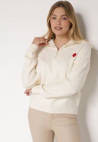 Born2be - Biały Sweter z Bawełną Wiskozą i Wełną Ozdobiony Sercem Monissea. Okazja: na co dzień, do pracy. Kolor: biały. Materiał: wełna, bawełna, wiskoza. Wzór: aplikacja. Styl: casual #3