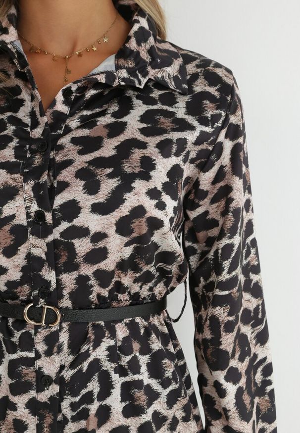 Born2be - Beżowo-Czarna Sukienka w Panterkę z Paskiem Klio. Okazja: na co dzień, na spotkanie biznesowe. Kolor: beżowy. Długość rękawa: długi rękaw. Wzór: motyw zwierzęcy. Typ sukienki: koszulowe. Styl: biznesowy, casual, elegancki, klasyczny