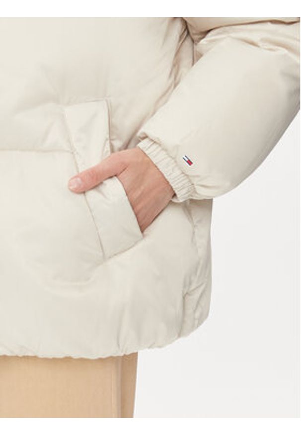 Tommy Jeans Kurtka zimowa Ovr Satin DW0DW16586 Écru Regular Fit. Materiał: syntetyk. Sezon: zima