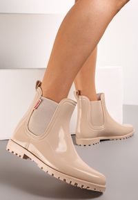 Renee - Beżowe Lakierowane Kalosze Typu Sztyblety z Elastycznymi Wstawkami Po Bokach Loran. Kolor: beżowy. Materiał: lakier. Styl: elegancki