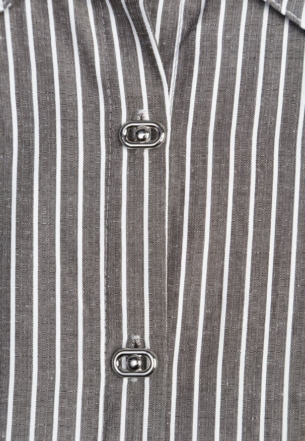 Born2be - Czarna Klasyczna Koszula z Bawełną w Paski Zapinana na Ozdobne Guziki Doriareida. Okazja: na co dzień, na spacer. Kolor: czarny. Materiał: bawełna. Wzór: paski. Styl: klasyczny