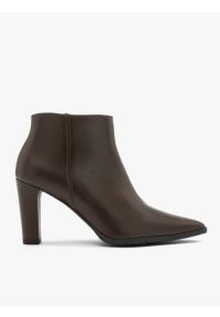 Ryłko - Ciemnobrązowe botki na słupku. Okazja: na co dzień. Wysokość cholewki: za kostkę. Zapięcie: zamek. Kolor: brązowy. Materiał: skóra. Szerokość cholewki: normalna. Obcas: na słupku. Styl: casual, street, elegancki #1